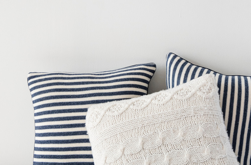 ストライプとニットのクッション