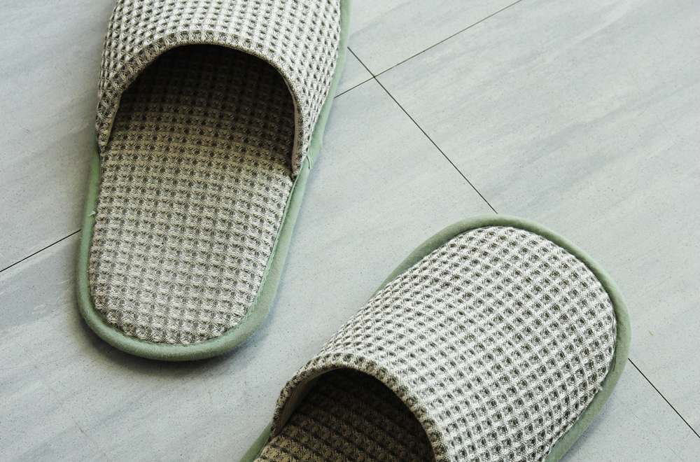 フロアタイルのスリッパ